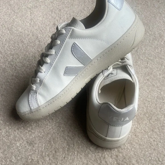 Veja URCA CWL White Silver Sneakers Women’s Size 9, Retail $135 - Picture 3 of 8
